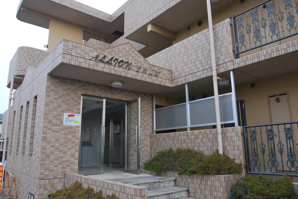 Building appearance. Looking for room leave it to ROOM NAVI