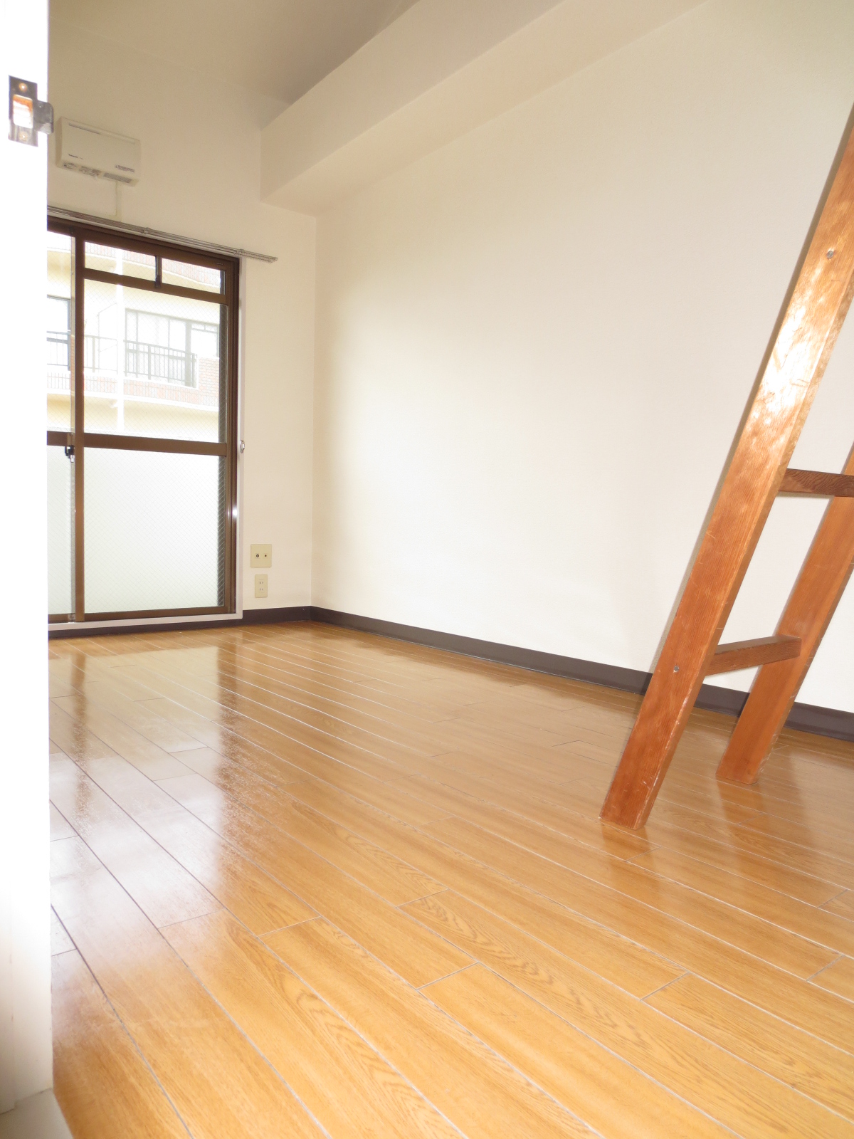 Living and room. Loft is located on top of the Western-style 5.3 quires.