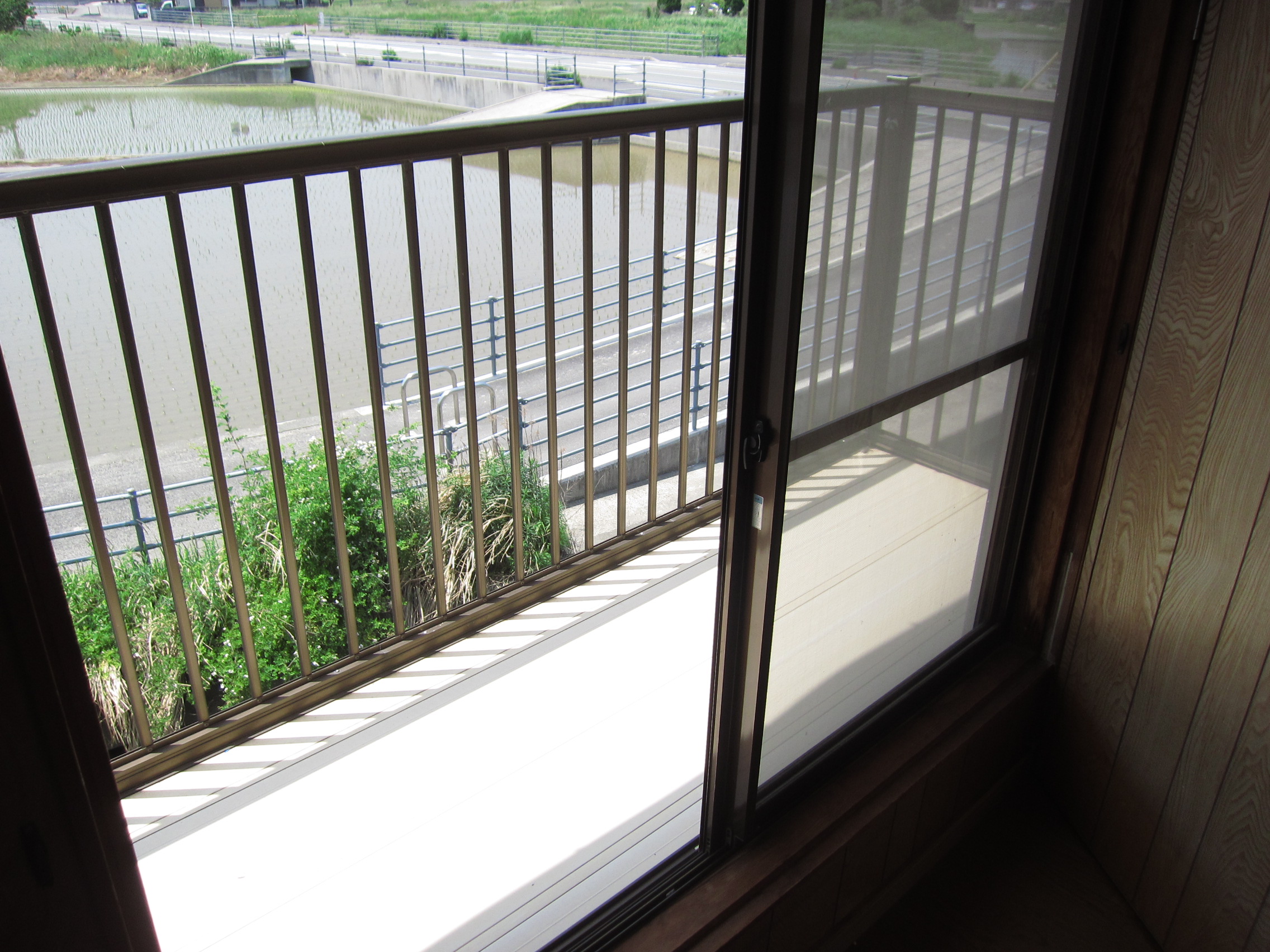 Balcony. Please to clothesline space.