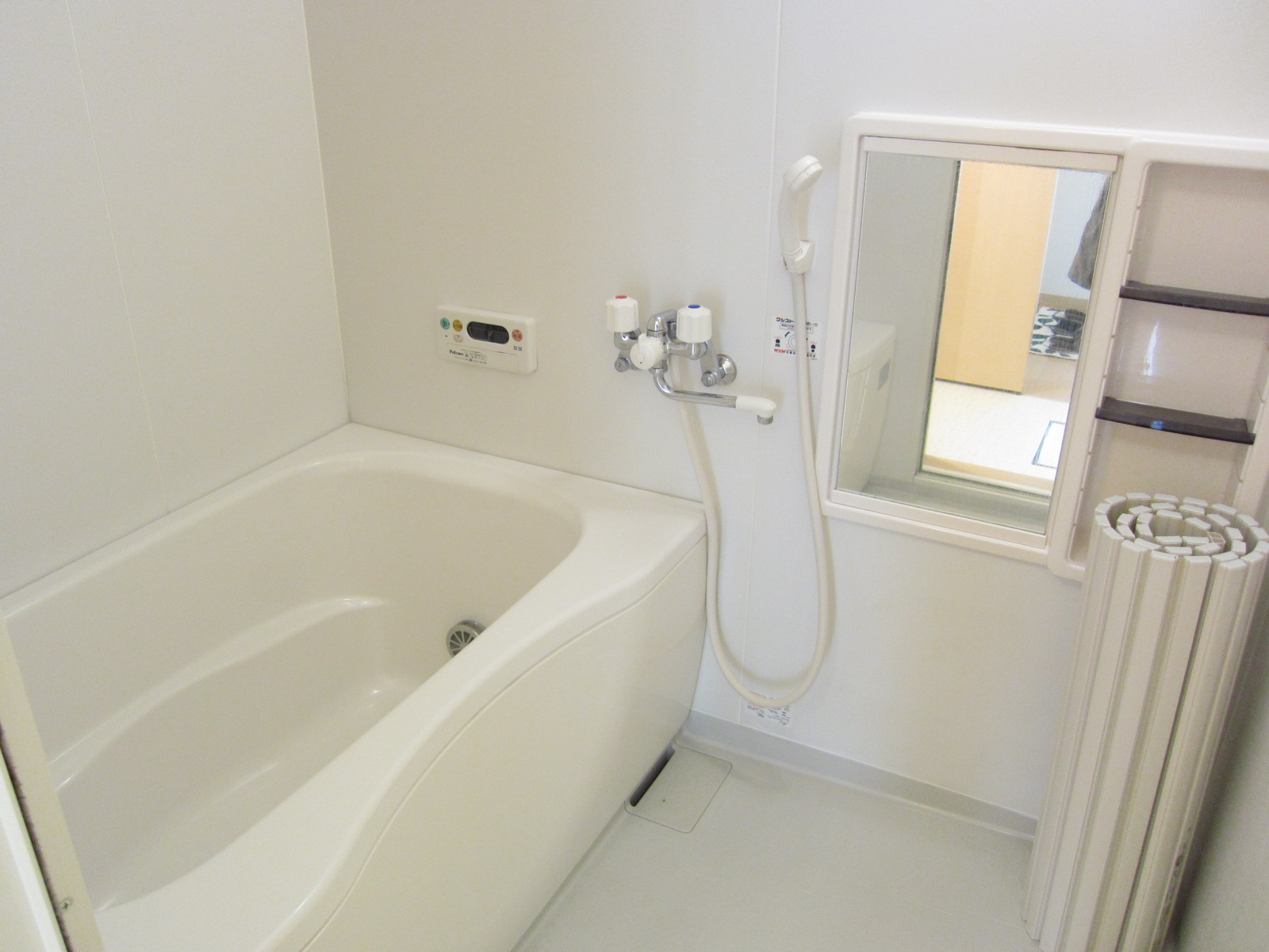 Bath. Spacious bathtub!