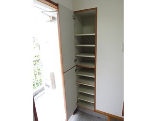 Entrance. Entrance with a shoebox