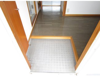 Entrance. Uncluttered entrance