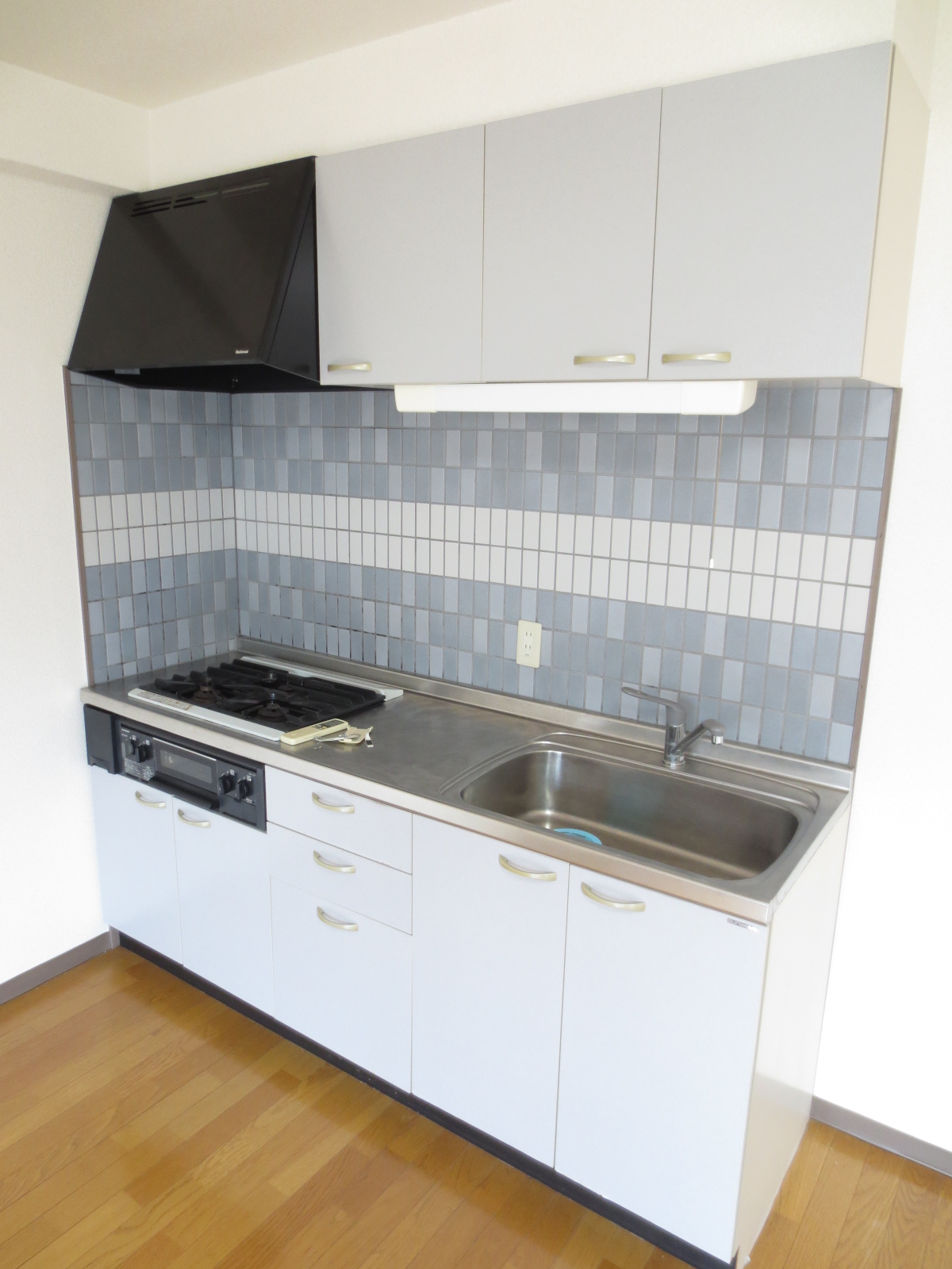 Kitchen. What a two-burner gas stove with! There is also a grill!