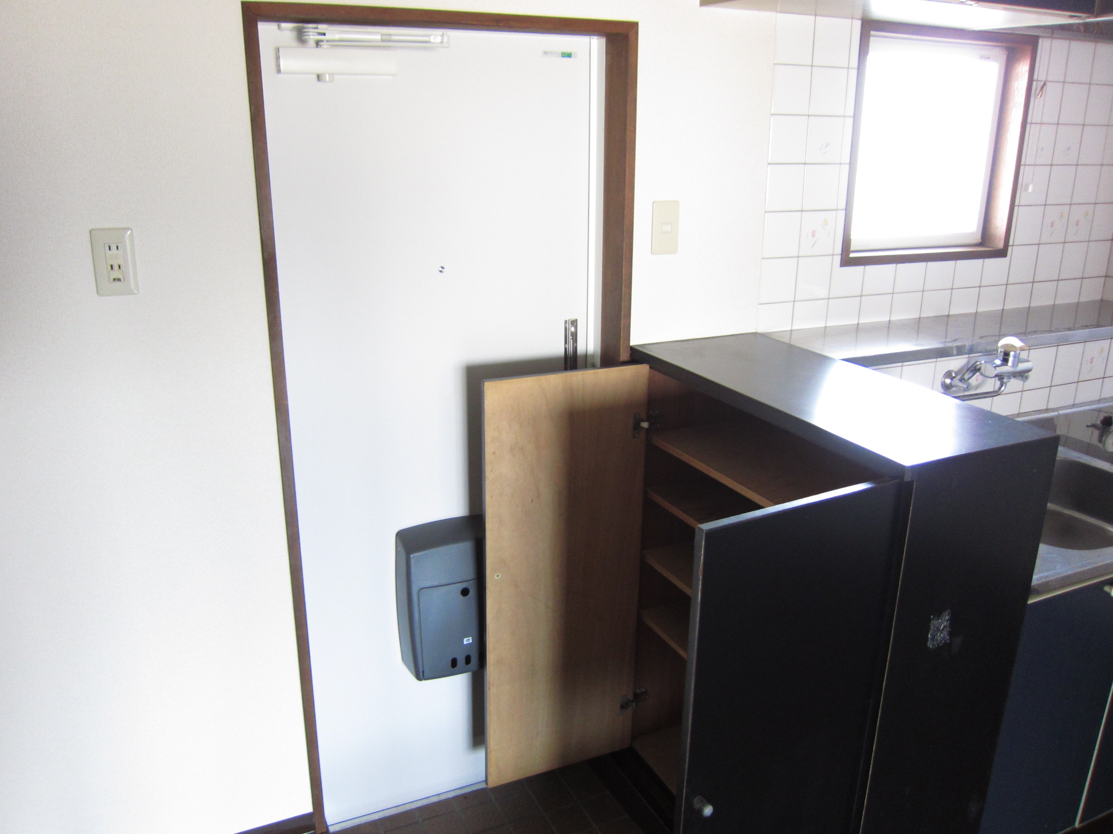 Entrance. Also equipped with shoe box!