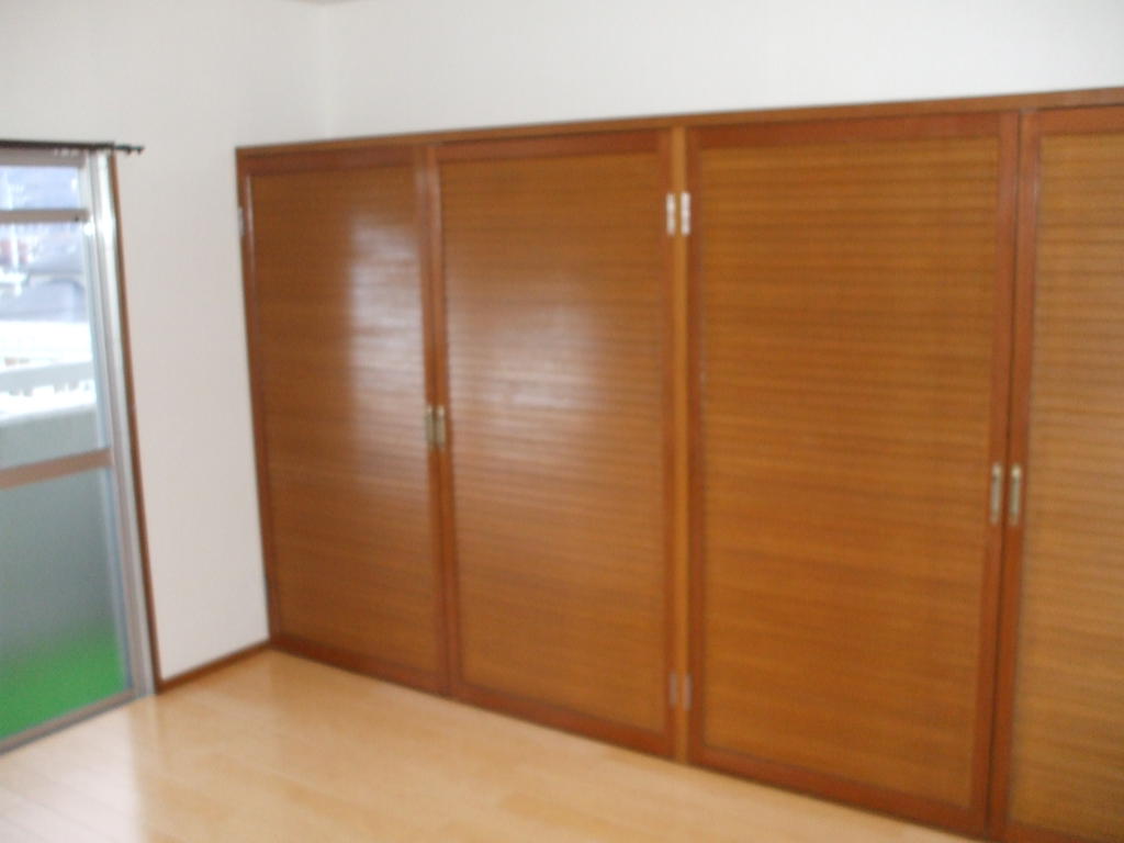 Receipt. A lot of luggage into storage.