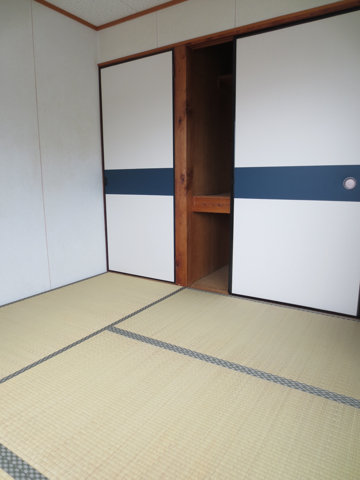 Receipt. It is a Japanese-style room storage.