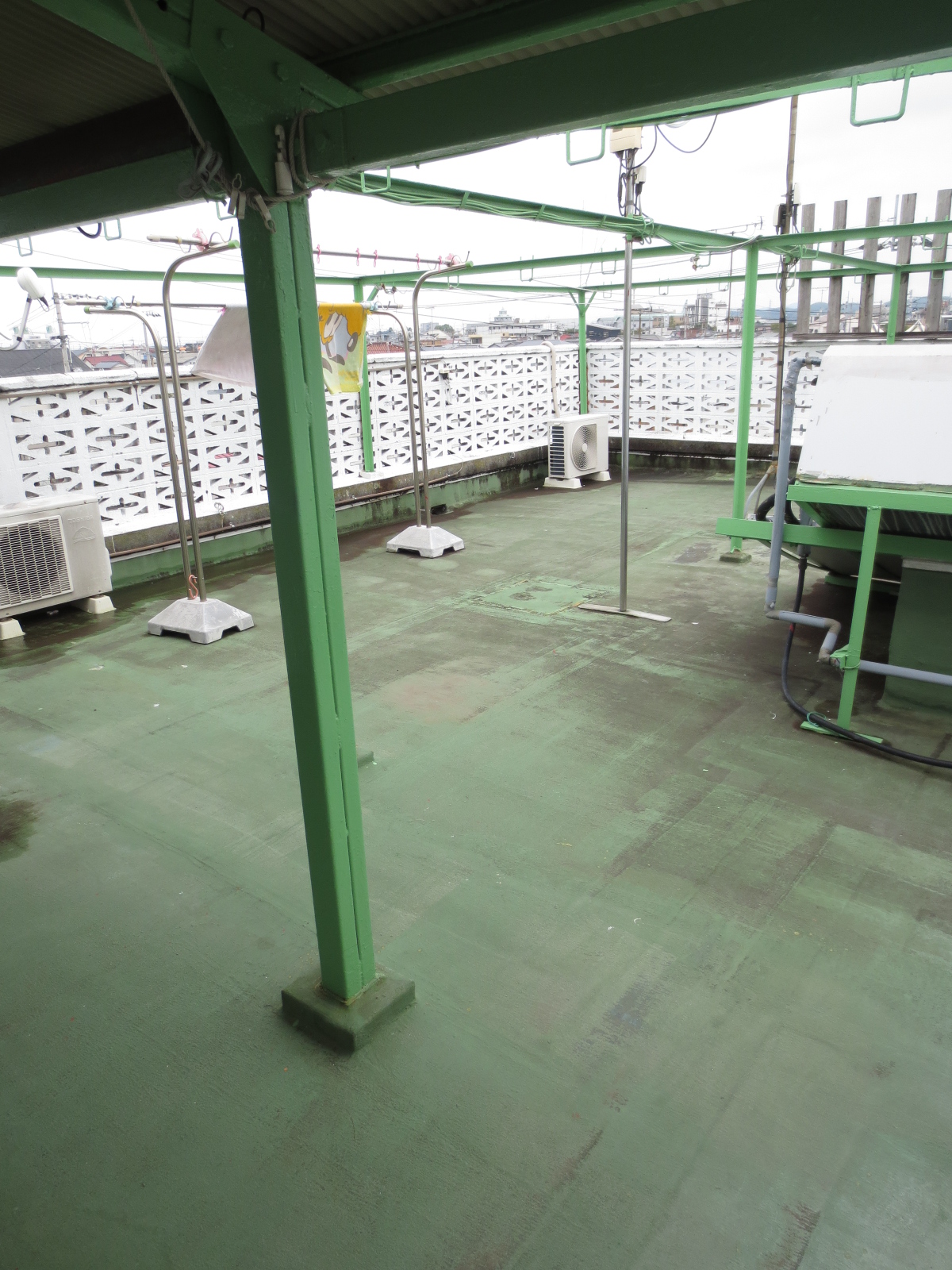 Other room space. Your laundry here.