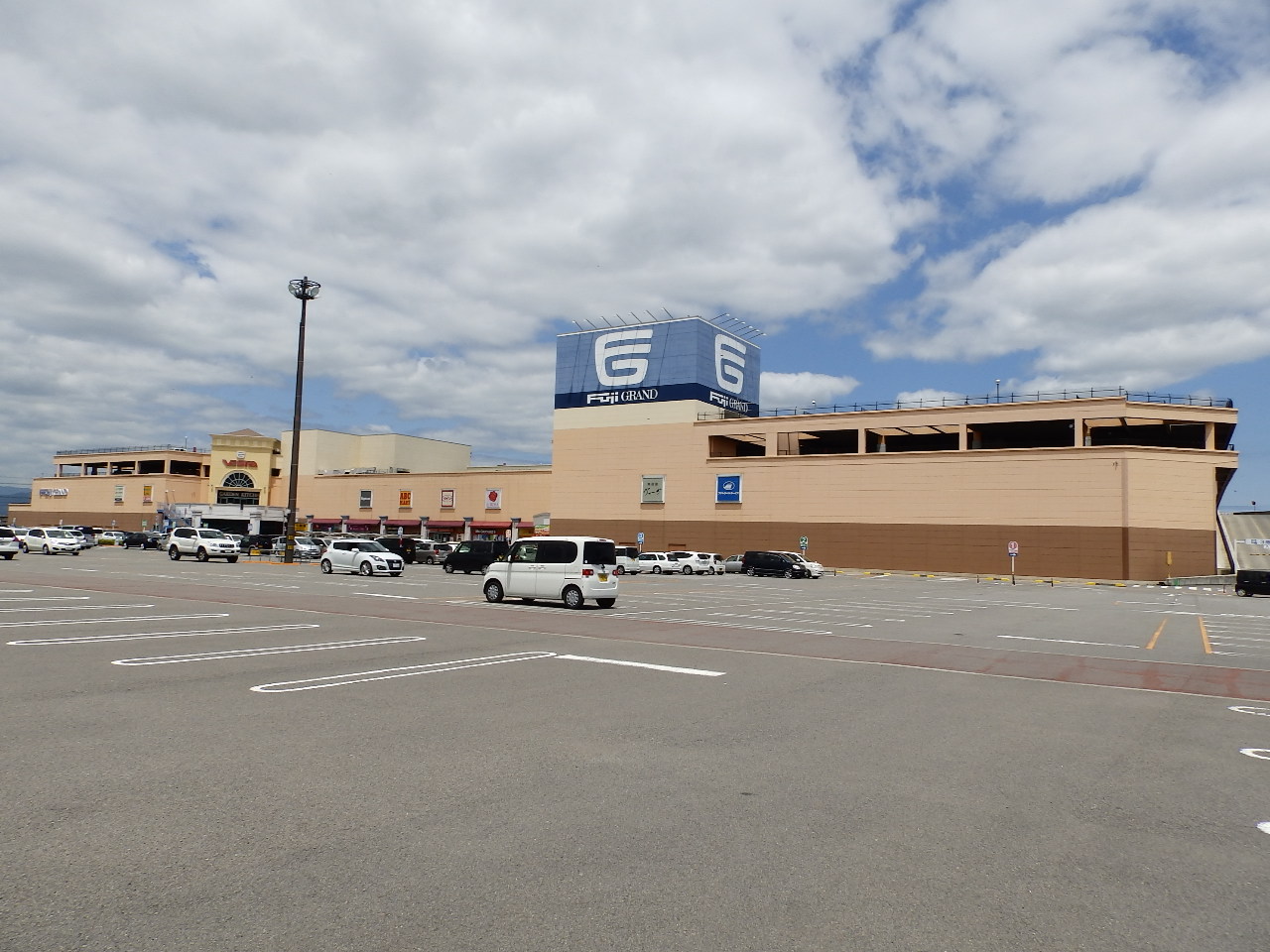 Supermarket. 987m until Fujiguran Ishii shop (super)