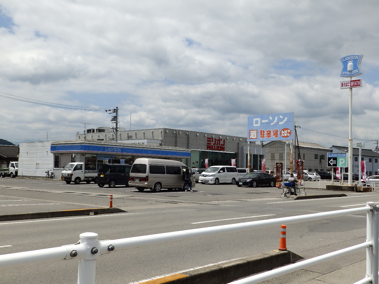 Convenience store. 826m until Lawson Ishii Takagawara store (convenience store)