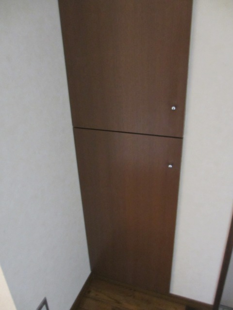 Entrance. Cupboard Storage capacity