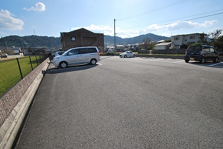 Parking lot. Is parking also widely easy to park