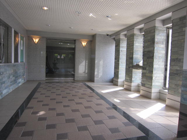 Entrance. Is the entrance with an automatic lock automatic door.