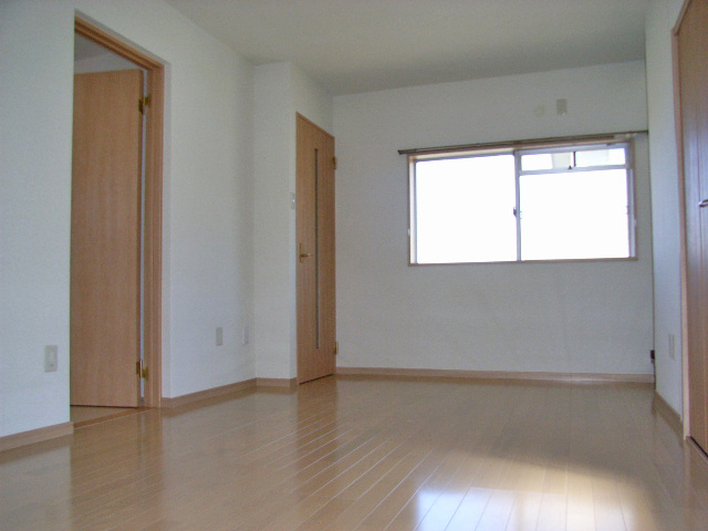 Living and room. Dining kitchen.