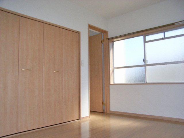 Living and room. 2 floor, south side is 6 Pledge of Western-style.