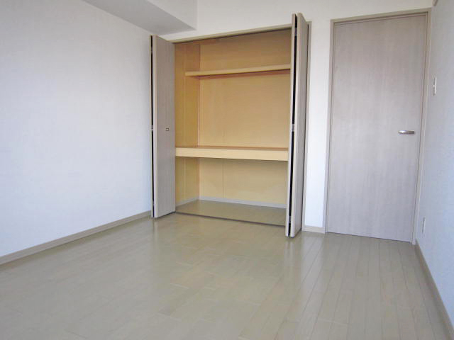 Other room space. 6 Pledge is Western-style of the closet.