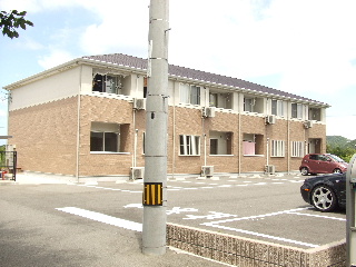 Building appearance. It was equipped with a parking space on the south side.