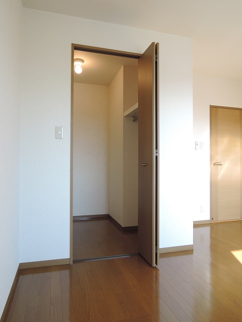 Receipt. Western-style walk-in closet.