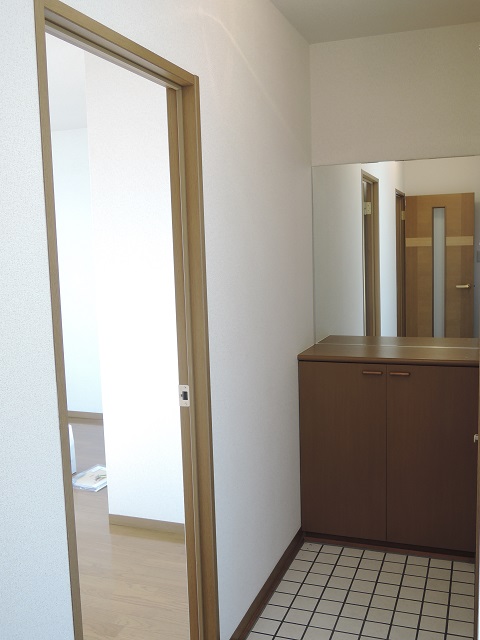 Entrance. Entrance ・ Cupboard