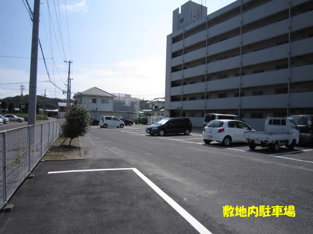 Parking lot. You can park on the second unit of the car is also on site.