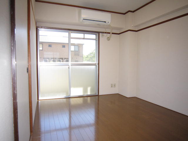 Living and room. The south side is a 6-mat of Western-style.