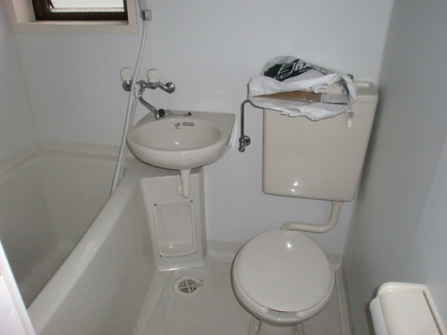 Bath. 3-point unit bus