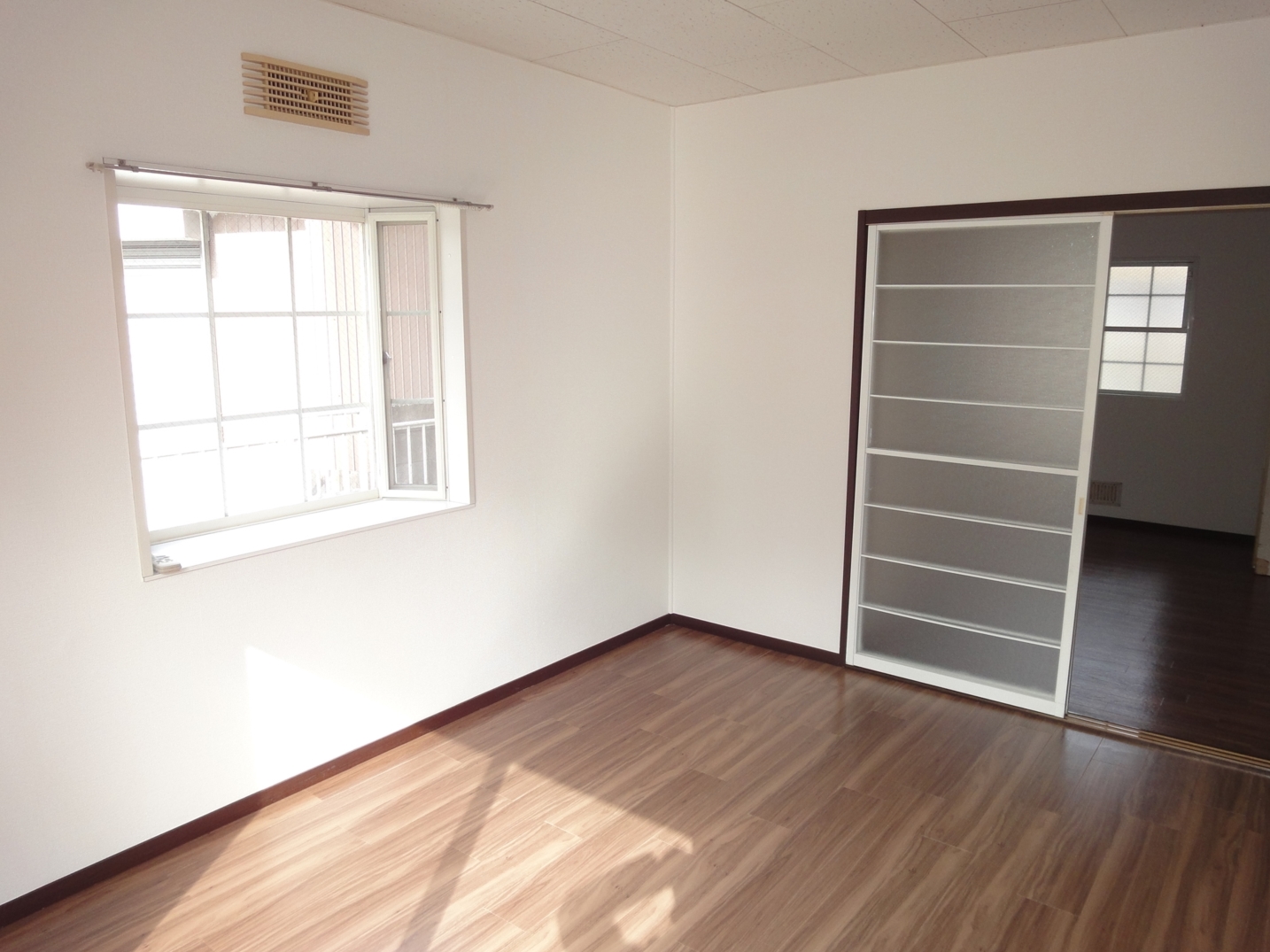 Living and room. Corner room ・ This room with a bay window