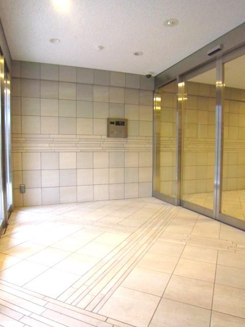 Entrance. Common areas