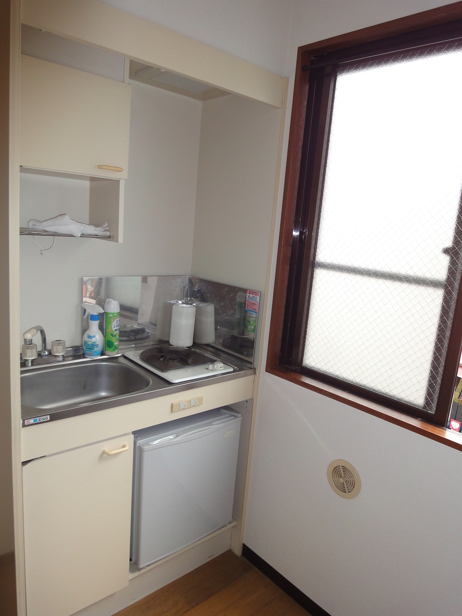 Kitchen. 1 lot gas stoves ・ A kitchen with a mini fridge