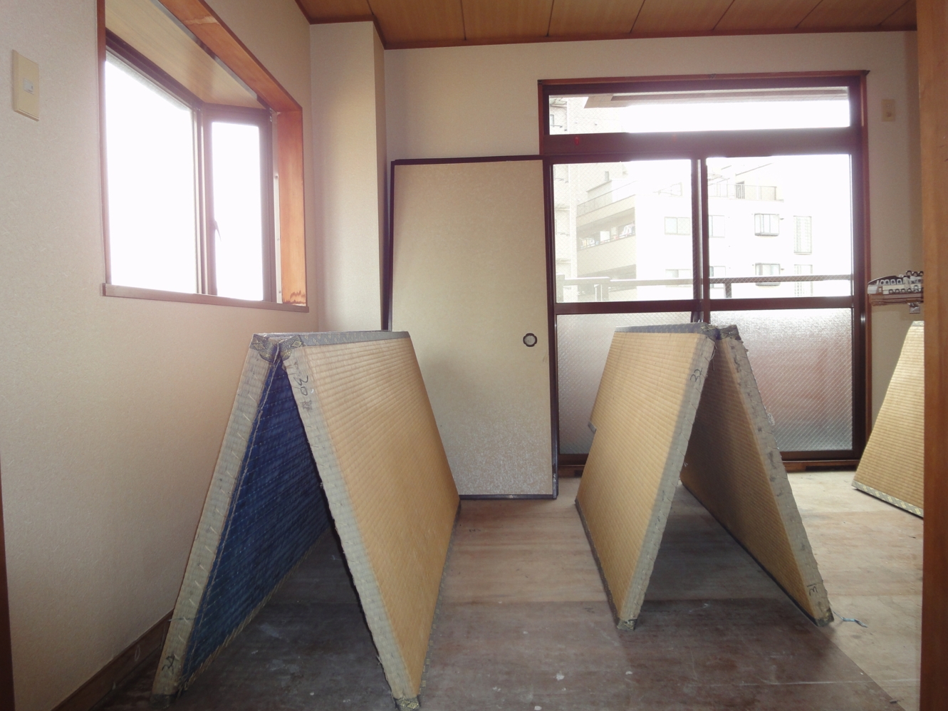 Living and room. 6 Pledge of Japanese-style room ・ Bay window is facing south!