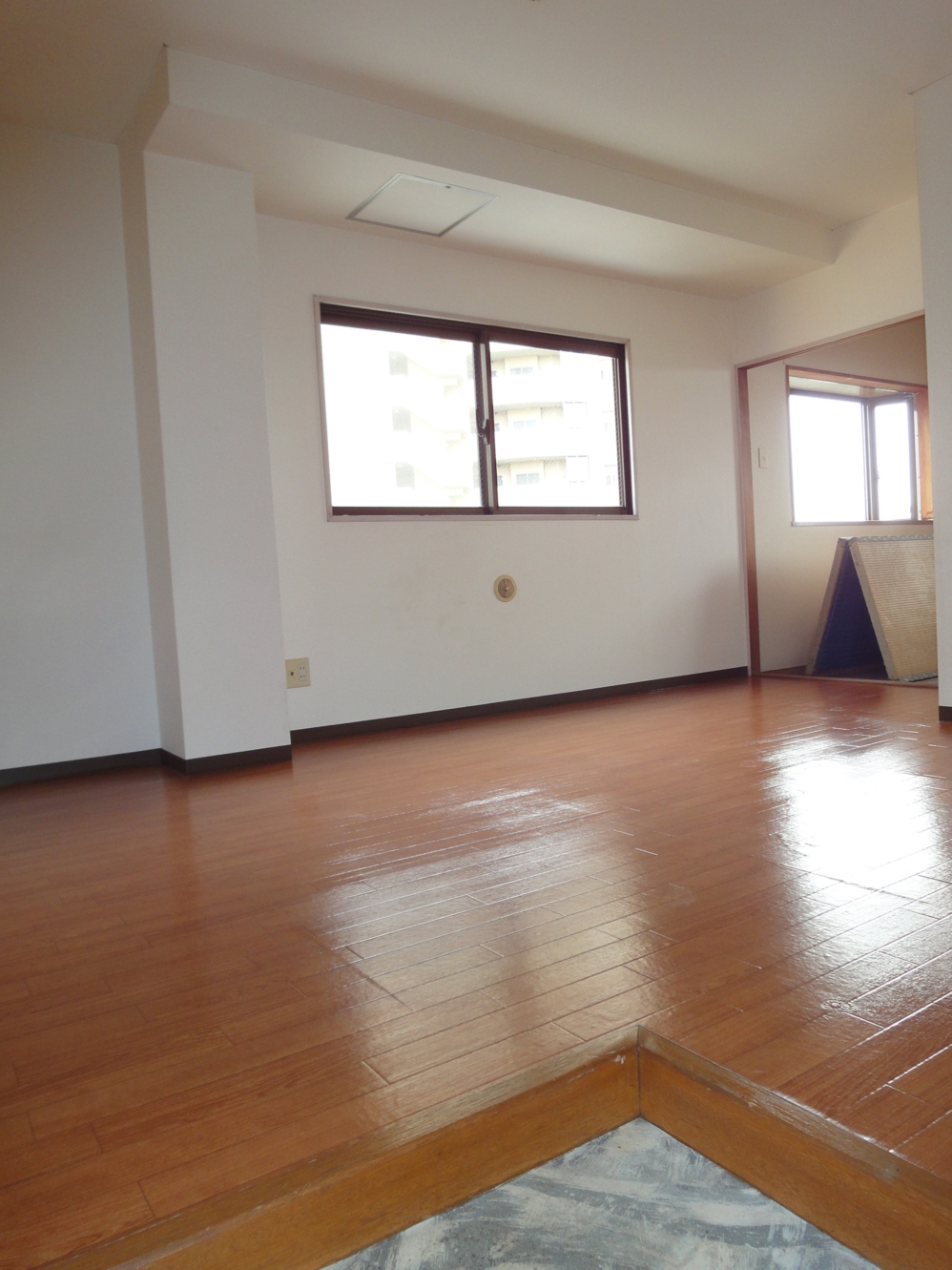 Living and room. Open-minded DK have windows