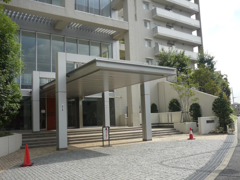 Entrance. A porte-cochere entrance