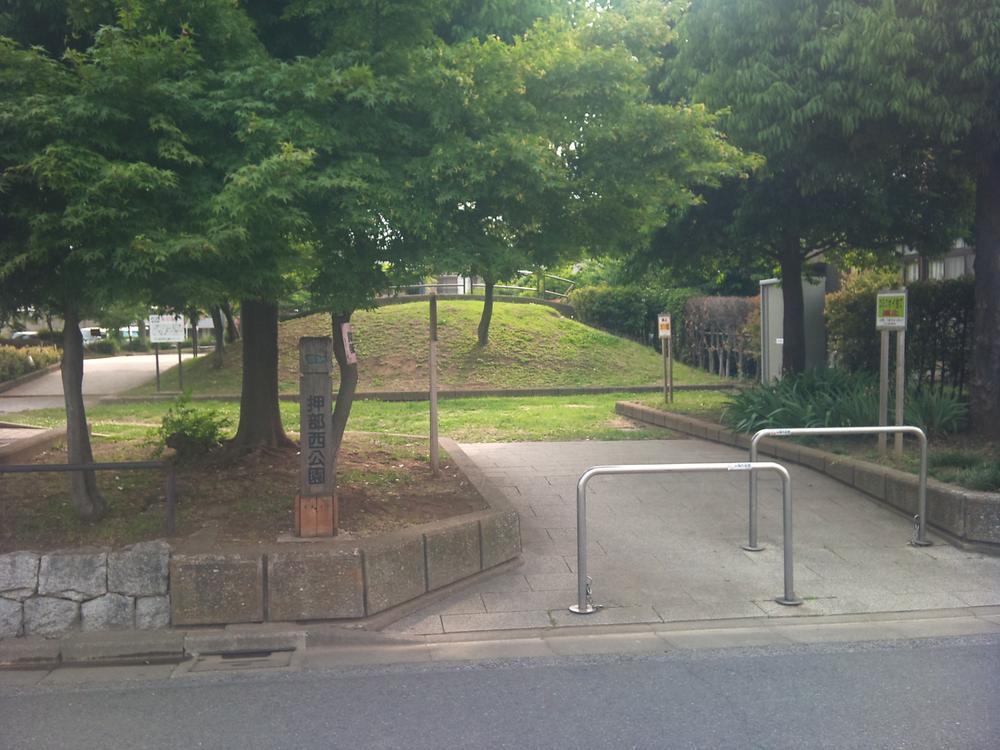 park. Property eyes in front of the pressing portion Nishi. Children playground, It is ideal for such a walk in the dog. 