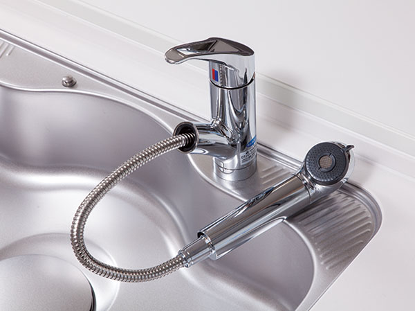 Kitchen.  [Water purifier integrated shower faucet] Standard equipped with a hand shower faucet with a built-in water purifier. Water purification ・ Switching of the raw water Ya, straight ・ Switching of the shower, you can at the touch of a button. Also, Since the draw also hose, You can clean the sink until every corner.