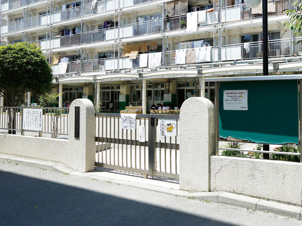 Surrounding environment. Yazaike nursery school (4-minute walk ・ About 320m)