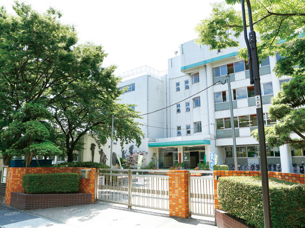 Surrounding environment. Kaga junior high school (11 minutes' walk ・ About 870m)