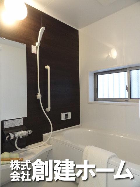 Bathroom. Spacious bath of 1 pyeong size There is also a window, Moisture measures also OK!