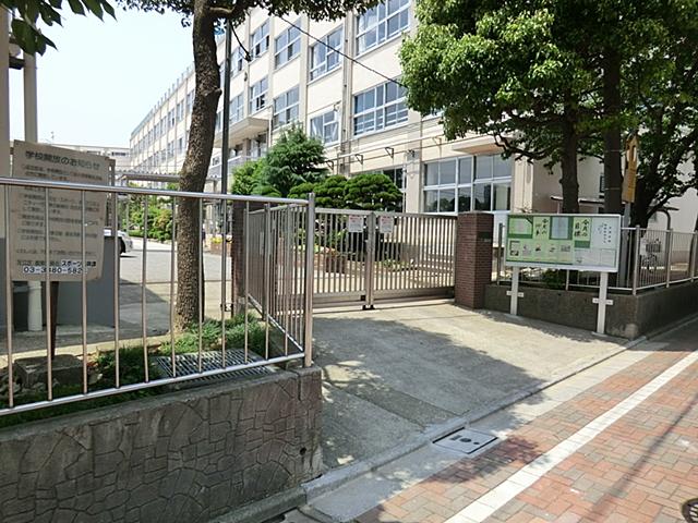 Junior high school. Takenotsuka 1100m until junior high school