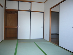 Living and room. 6 Pledge There is also a Japanese-style room storage.