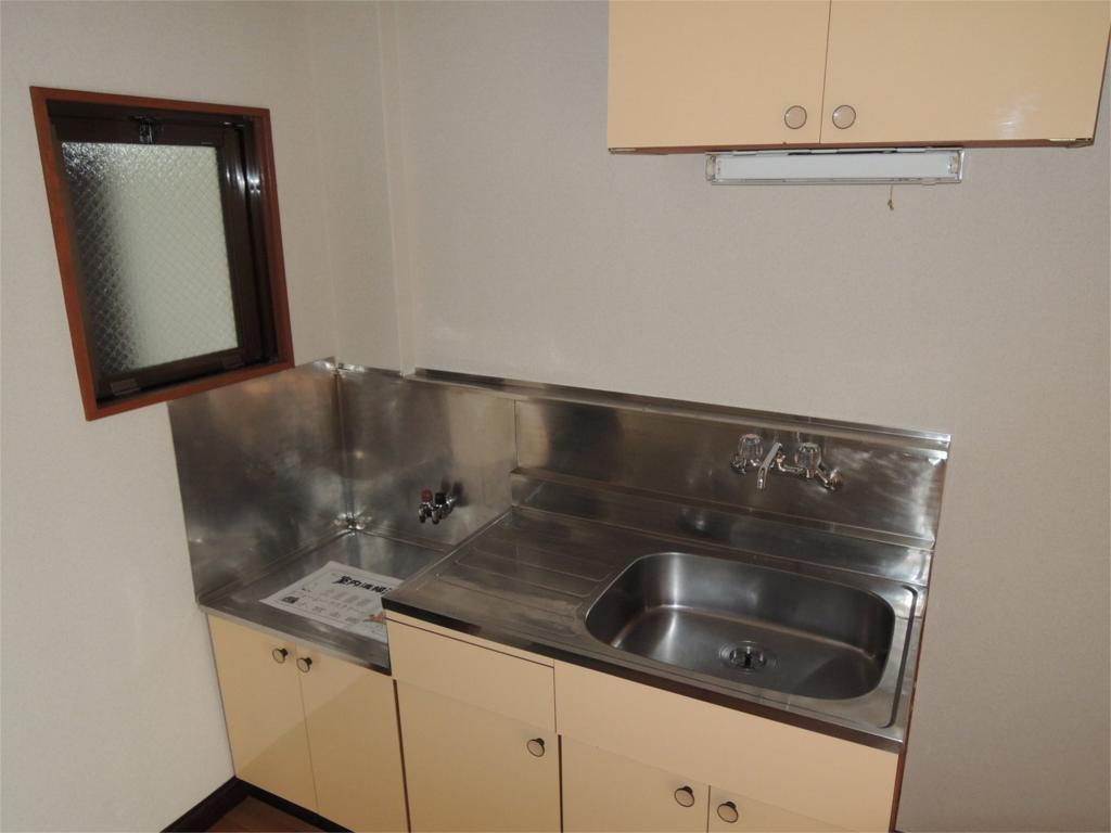 Kitchen. Large sink. Stove, please set up your favorite things.