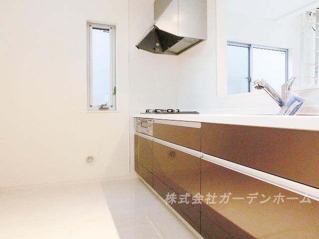 Kitchen. ■ Popular face-to-face system kitchen to wife ■