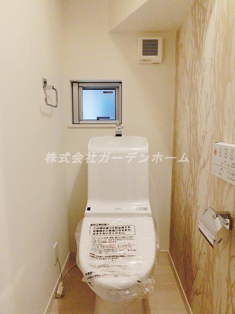 Toilet. ■ Because there restroom also two places, I am happy is such a busy morning ■