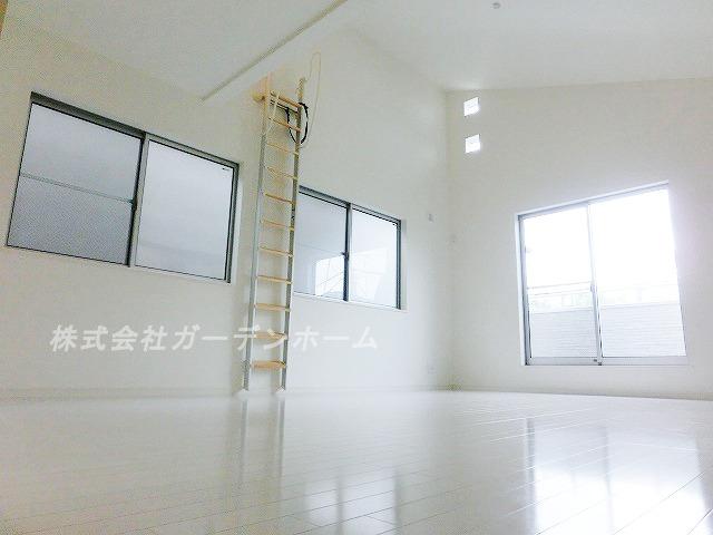 Living. ■ Wider family of smile in the bright living room. Because there is a loft, Ceiling height is also high, There is a feeling of opening ■
