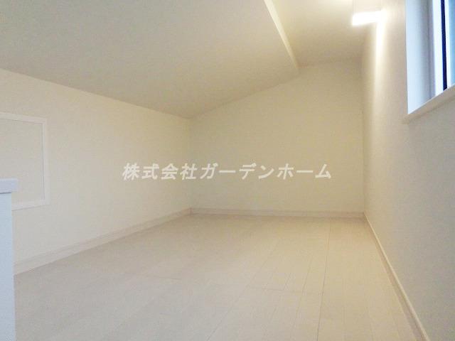 Other. ■ Loft the book, or the like can also plenty of storage ■