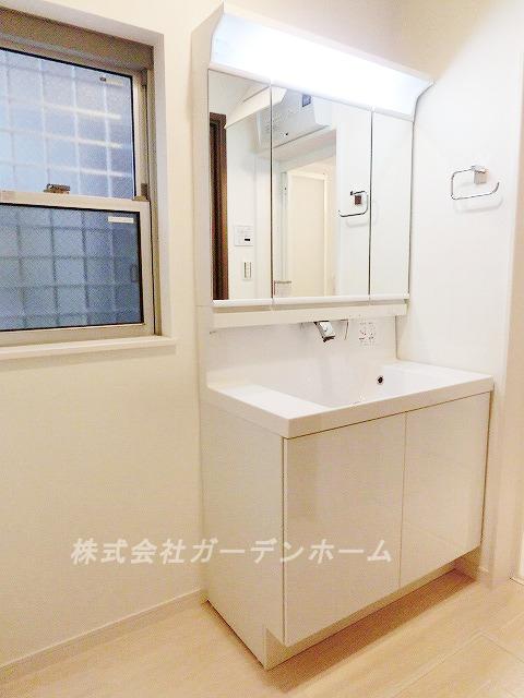 Wash basin, toilet. ■ Independent wash basin indispensable for grooming ■