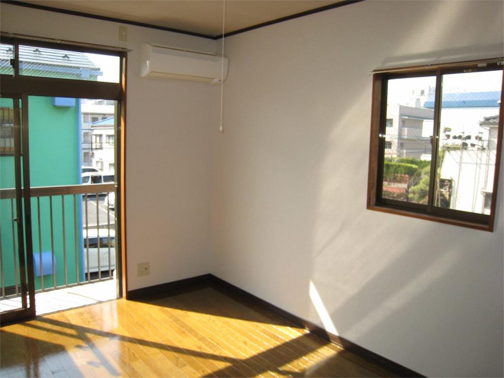 Living and room. Because the corner room, The sun is dazzling living. 