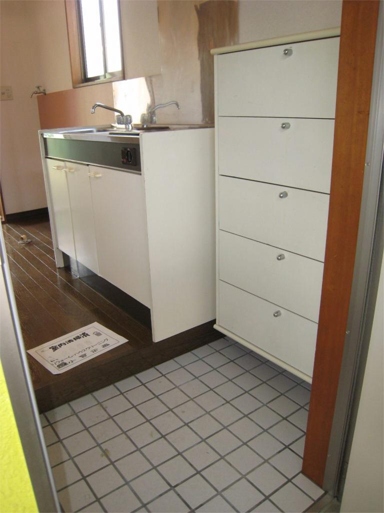 Entrance. With shoe box in the foyer