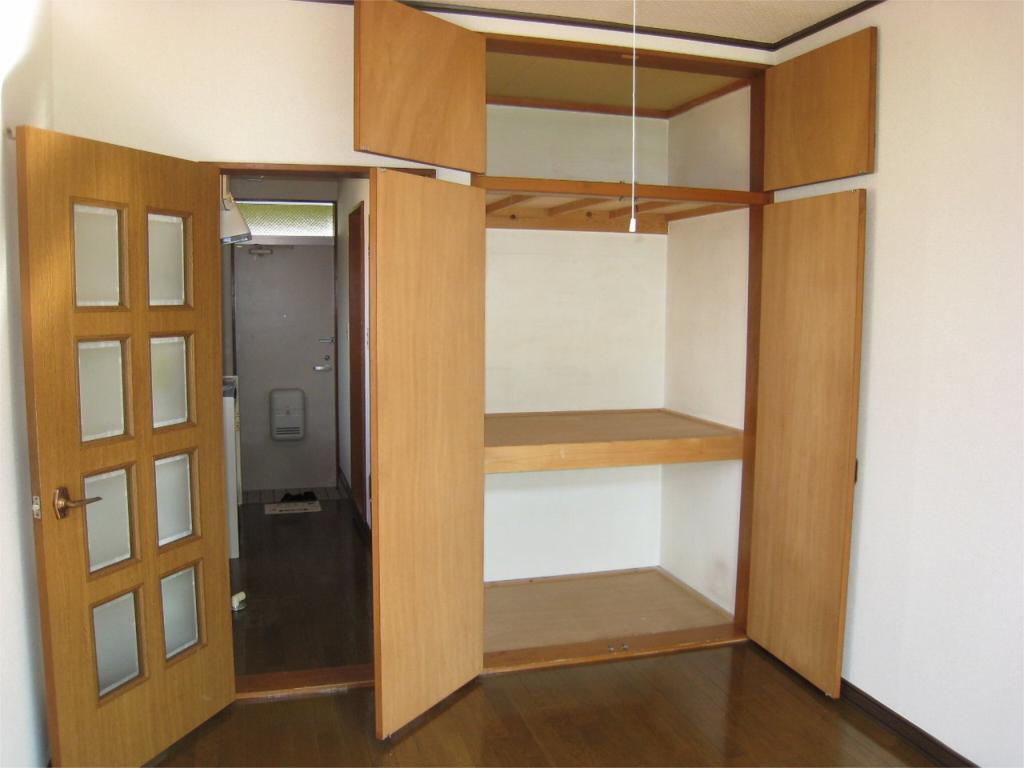 Receipt. Lower storage in the storage door of 2 split with partition shelf