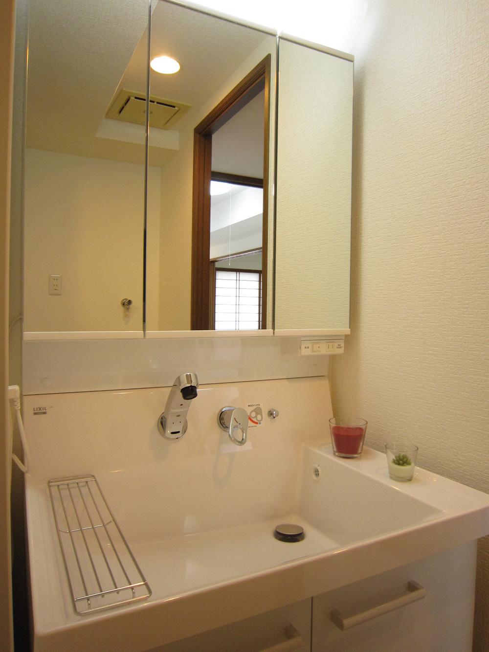 Wash basin, toilet. Indoor (11 May 2013) Shooting