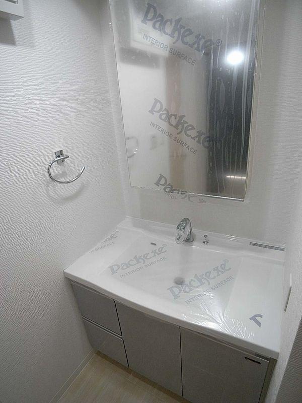 Wash basin, toilet. Independent wash basin mirror and easy-to-use large