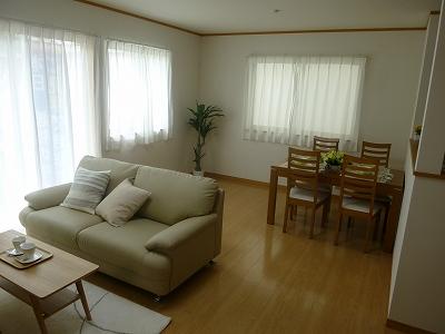 Living. The whole family gather living! (Same specifications)